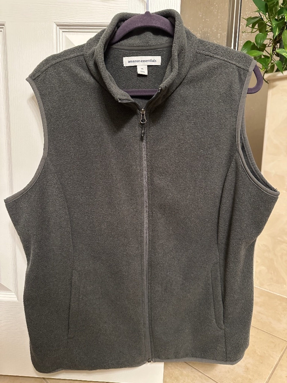 Amazon Essentials Women's Classic-Fit Sleeveless Polar Soft Fleece Vest Size XXL